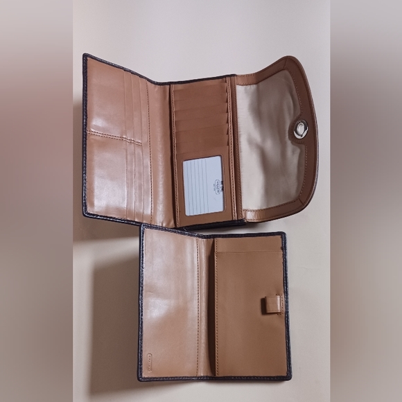 LIKE NEW $228 Pristine COACH Signature Checkbook Wallet 🩷LIVE show item - Picture 6 of 6